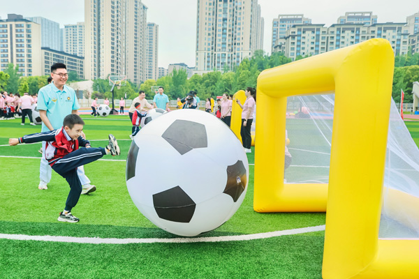超級足球賽。朝陽幼兒園供圖