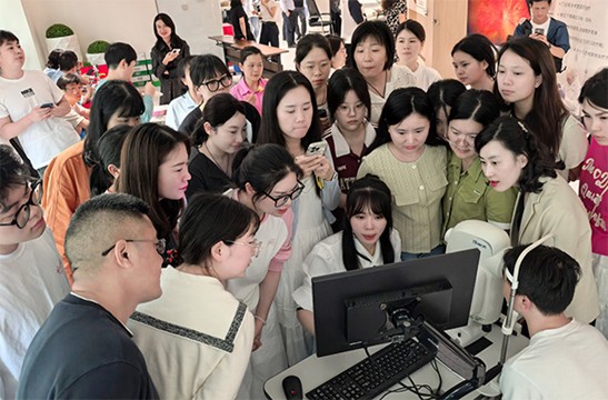 劉夏露現場帶教。南坪愛爾眼科供圖