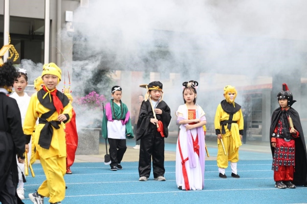 運(yùn)動(dòng)會(huì)開(kāi)幕式上，同學(xué)們身著特色服飾演出。