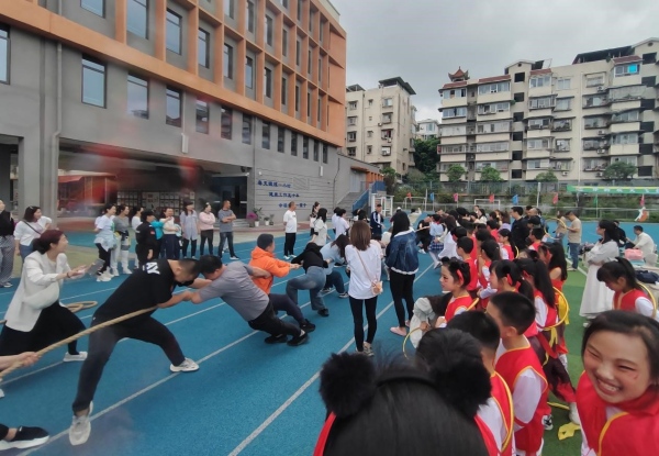 學(xué)生家長(zhǎng)代表“火力全開(kāi)”開(kāi)展拔河比賽。