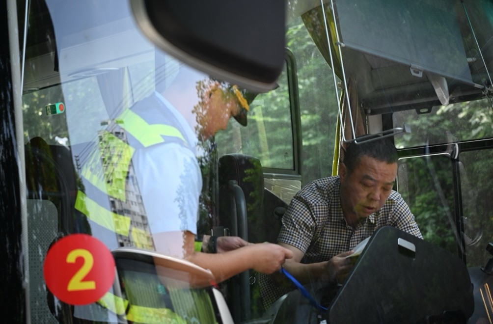 交通執(zhí)法人員開展執(zhí)法檢查。重慶市交通運(yùn)輸執(zhí)法總隊(duì)供圖