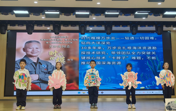 “楷模劇場(chǎng)”現(xiàn)場(chǎng)。張?jiān)磾z