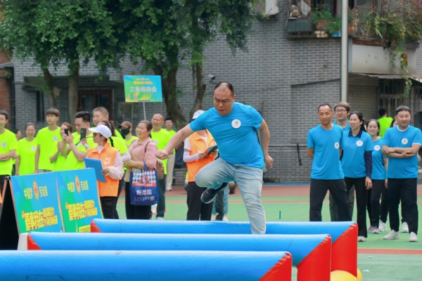 參賽隊(duì)員在同心越障接力賽中依次跨欄。胥世鵬攝