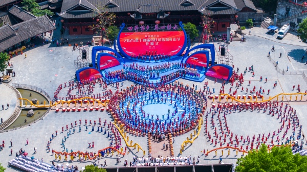 苗鄉(xiāng)兒女同唱嬌阿依、共舞踩花山。彭水縣委宣傳部供圖