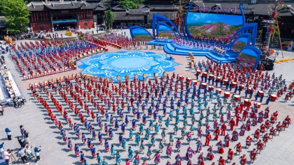 苗鄉(xiāng)兒女同唱嬌阿依、共舞踩花山。彭水縣委宣傳部供圖