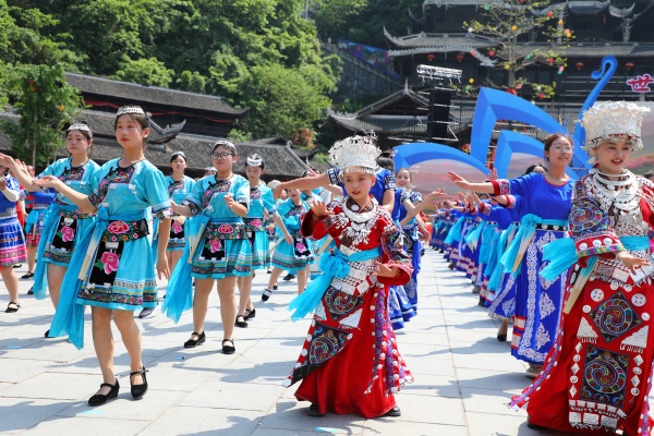 苗鄉(xiāng)兒女同唱嬌阿依、共舞踩花山。彭水縣委宣傳部供圖
