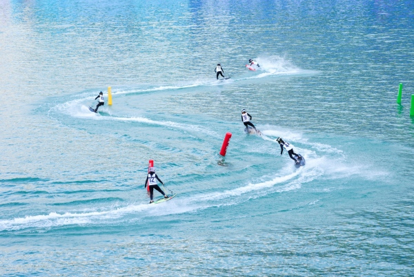 選手們逐浪烏江。主辦方供圖