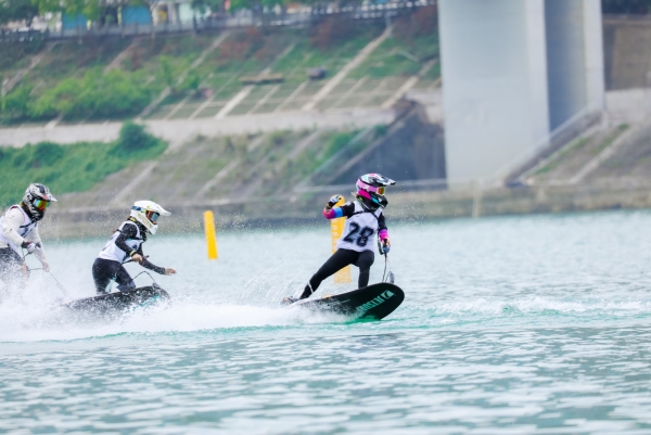 選手們逐浪烏江。主辦方供圖