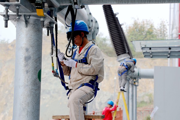 國網(wǎng)永川供電公司員工在220千伏許溪變電站調(diào)試避雷器。國網(wǎng)永川供電公司供圖