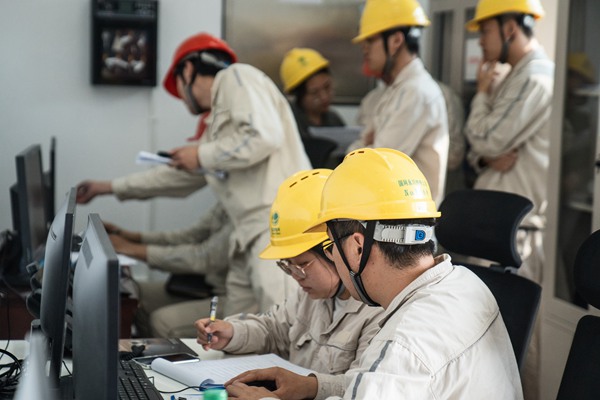 電力員工開展投運(yùn)調(diào)試工作。國網(wǎng)永川供電公司供圖