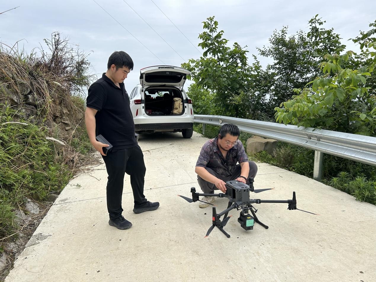 考古人員使用機(jī)載激光雷達(dá)測(cè)繪三維地形數(shù)據(jù)。重慶市文物考古研究院供圖