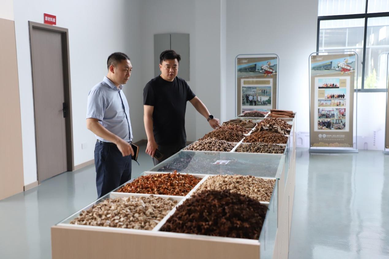 建行重慶榮昌支行普惠團(tuán)隊走訪鹵鵝生產(chǎn)企業(yè)。建行重慶市分行供圖