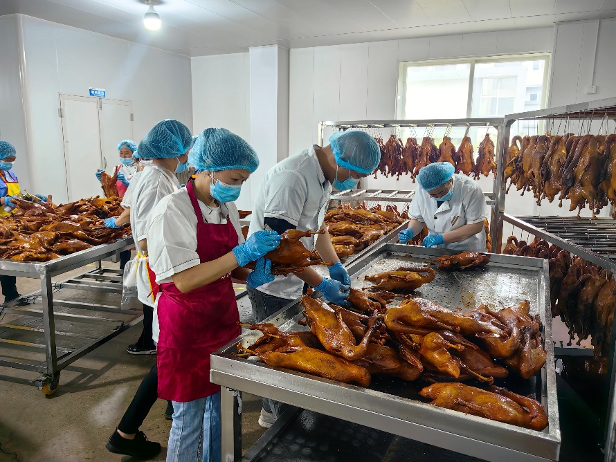 榮昌鹵鵝生產(chǎn)現(xiàn)場。建行重慶市分行供圖