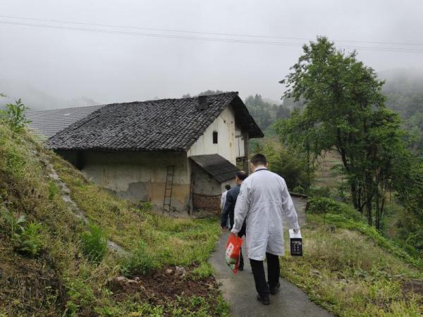 家庭醫(yī)生上門為患者診治。邱青攝