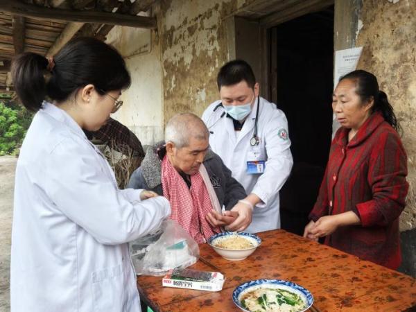 家庭醫(yī)生上門為患者診治。邱青攝