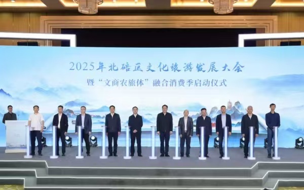 大會啟動(dòng)儀式現(xiàn)場圖。代宇航攝