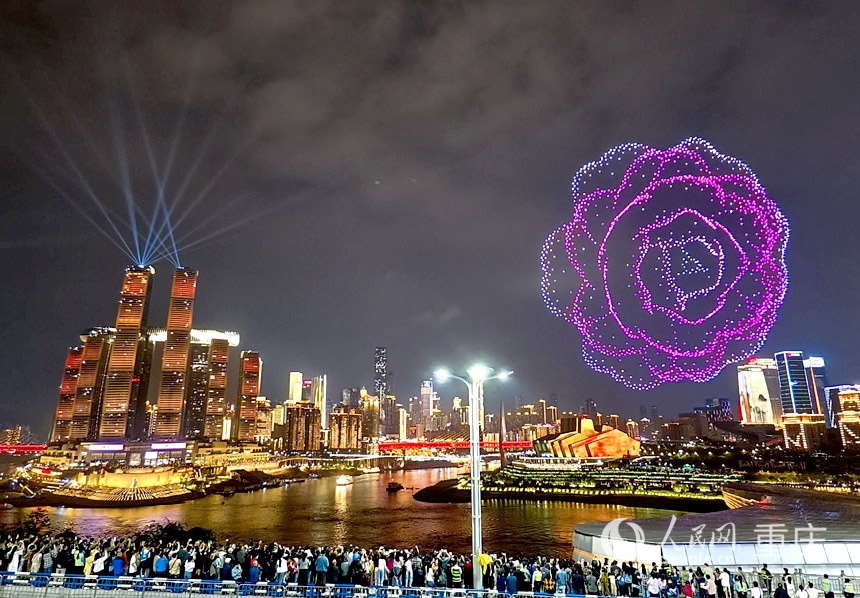 重慶“兩江四岸”啟動(dòng)常態(tài)化無(wú)人機(jī)燈光秀展演。陳琦攝