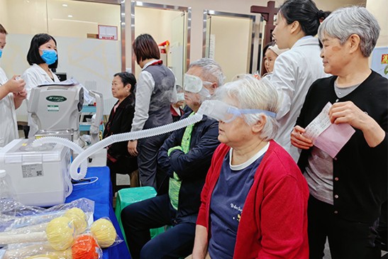 義診現(xiàn)場(chǎng)。重慶普瑞眼科醫(yī)院供圖