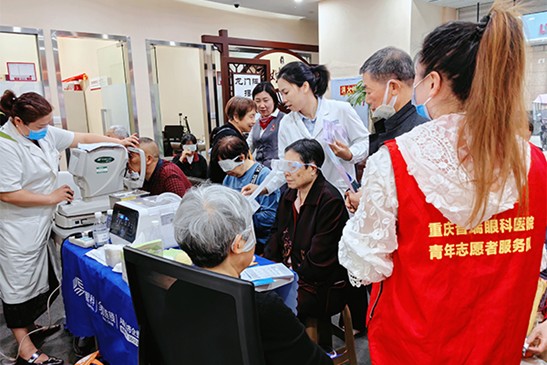 義診現(xiàn)場(chǎng)。重慶普瑞眼科醫(yī)院供圖