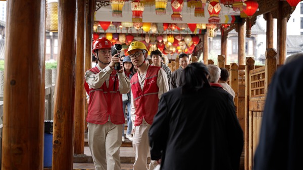 電力志愿者利用測溫儀檢查景區(qū)電力安全。賴小龍攝