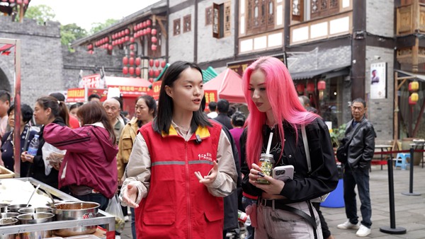 電力志愿者為國際游客講解榮昌風(fēng)土人情。賴小龍攝