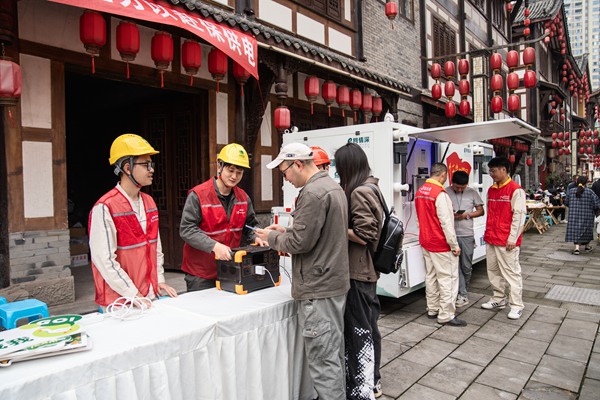 在夏布小鎮(zhèn)，電力志愿者為游客提供免費充電服務(wù)。賴小龍攝