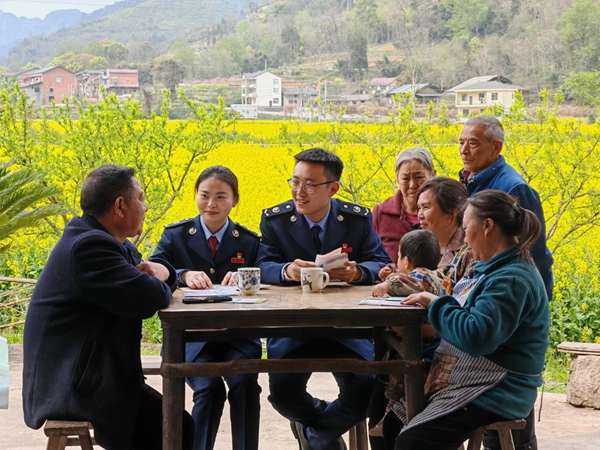 近日，南川區(qū)稅務(wù)人員走入田間地頭，講解涉農(nóng)稅費政策、社保繳費流程等內(nèi)容。楊寅攝