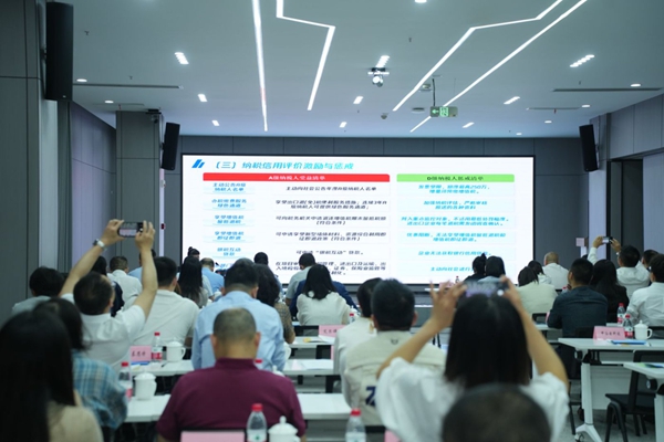 “稅費(fèi)會學(xué)堂”現(xiàn)場。重慶兩江新區(qū)稅務(wù)局供圖