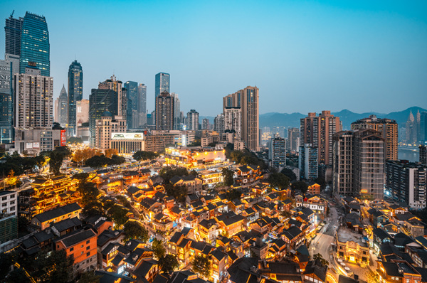 重慶十八梯傳統(tǒng)風貌區(qū)夜景。主辦方供圖