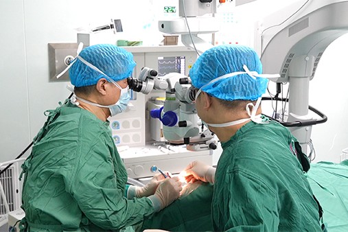 手術(shù)現(xiàn)場。重慶普瑞眼科醫(yī)院供圖