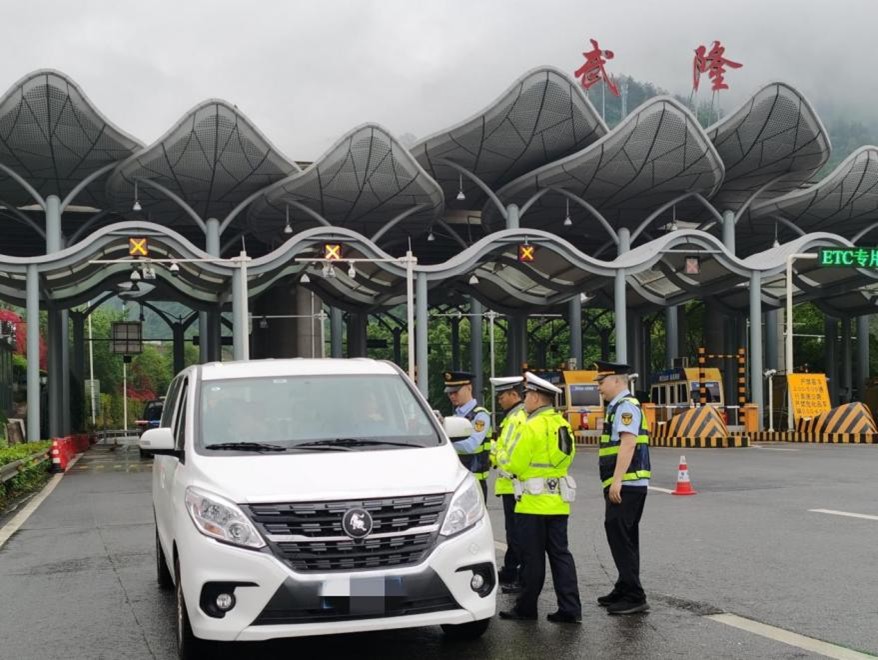 交通執(zhí)法人員和交巡警開展聯(lián)合執(zhí)法。重慶市交通執(zhí)法總隊供圖