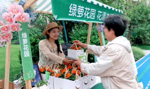 市集現(xiàn)場。招商積余重慶公司供圖