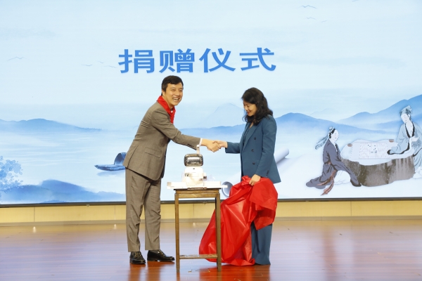 捐贈(zèng)儀式。代娟攝