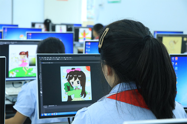 學(xué)生在書畫數(shù)字創(chuàng)客空間創(chuàng)作。江北區(qū)新村同創(chuàng)小學(xué)供圖