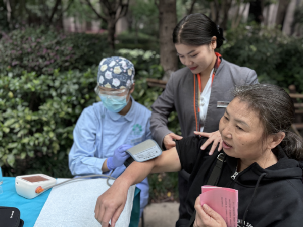 社區(qū)關(guān)愛行動。東原仁知服務(wù)供圖