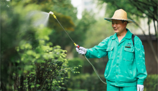 社區(qū)園林消毒。東原仁知服務(wù)供圖