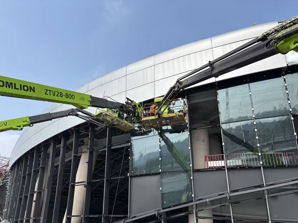 工人師傅們正在進(jìn)行玻璃幕墻安裝作業(yè)。中建八局供圖