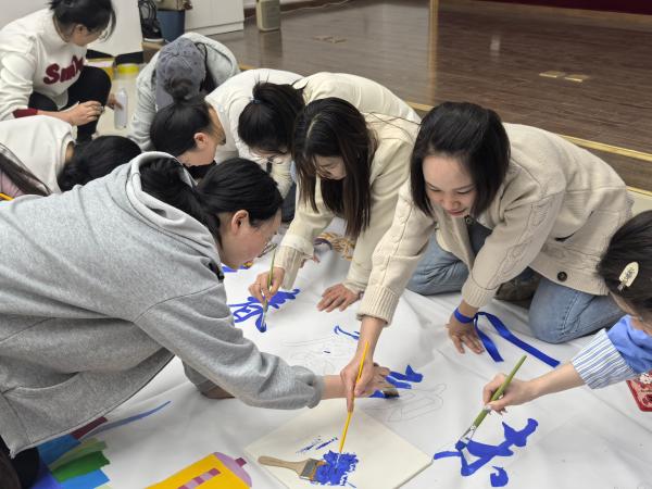 青年們積極參與活動(dòng)。張艾雯攝