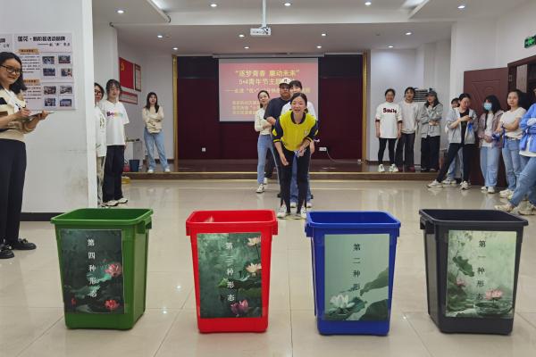 青年們積極參與活動(dòng)。張艾雯攝