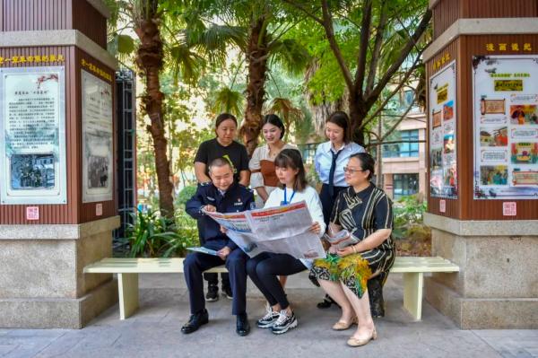 帶領(lǐng)社區(qū)居民學(xué)習(xí)。南岸區(qū)融媒體中心供圖