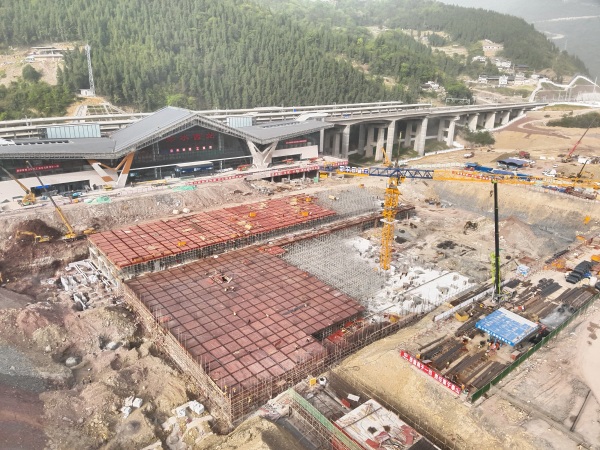 施工現(xiàn)場(chǎng)。潘甜攝