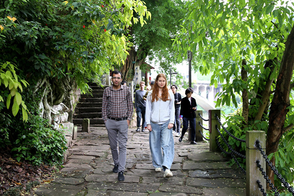 國際友人漫步在綦江區(qū)東溪古鎮(zhèn)。綦江區(qū)融媒體中心供圖