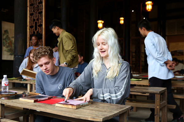 國際友人體驗(yàn)非遺版畫。綦江區(qū)融媒體中心供圖