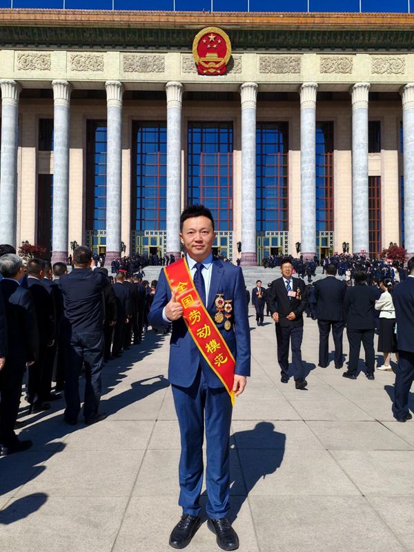 何濤獲“全國勞動模范”稱號。國網(wǎng)重慶永川供電公司供圖