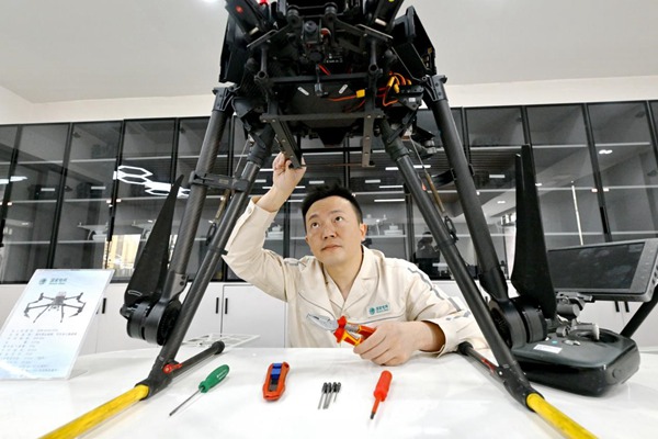 何濤維修無人機。國網(wǎng)重慶永川供電公司供圖