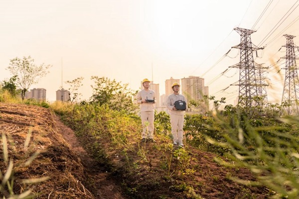 何濤（左一）利用無人機開展巡檢工作。國網(wǎng)重慶永川供電公司供圖