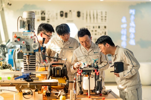 何濤團隊研發(fā)討論。國網(wǎng)重慶永川供電公司供圖