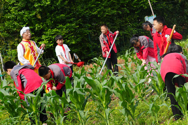 勞動課堂上，黃德祥帶領(lǐng)孩子們喊起永興吆喝。永興小學(xué)供圖