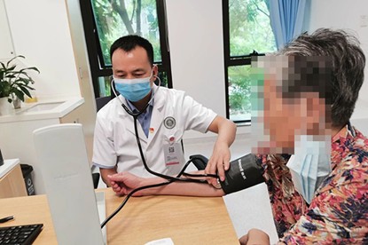 義診現(xiàn)場。重慶松山醫(yī)院供圖