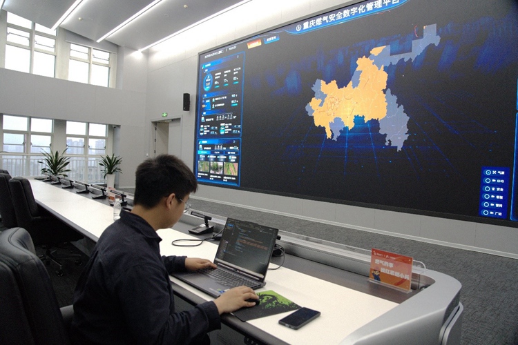 重慶燃?xì)饧瘓F(tuán)調(diào)度中心工作人員依托安全數(shù)字化管理平臺實時守護(hù)用氣安全。重慶燃?xì)饧瘓F(tuán)供圖